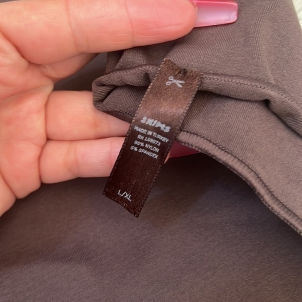 Skims Essential Crew Neck Sleeveless - Picture 8 of 10
